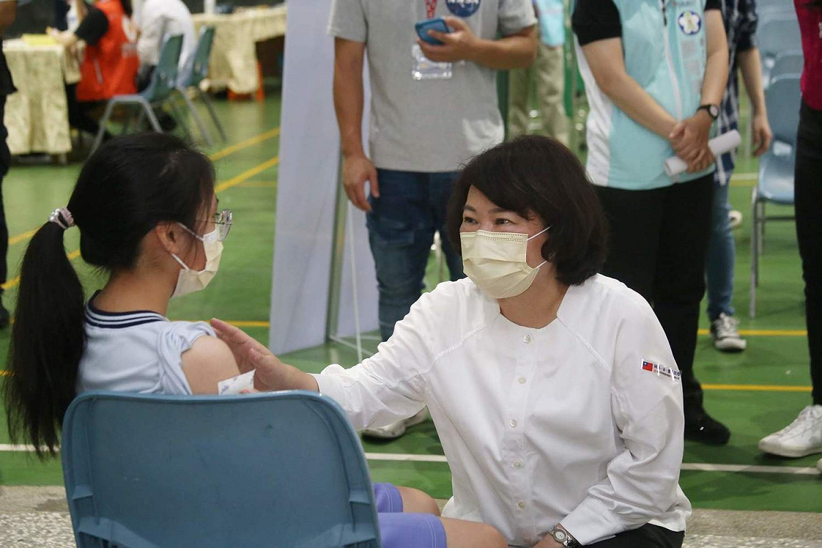 嘉義市長黃敏惠到輔仁中學關心學生接種BNT疫苗情形。 圖：嘉義市政府/提供