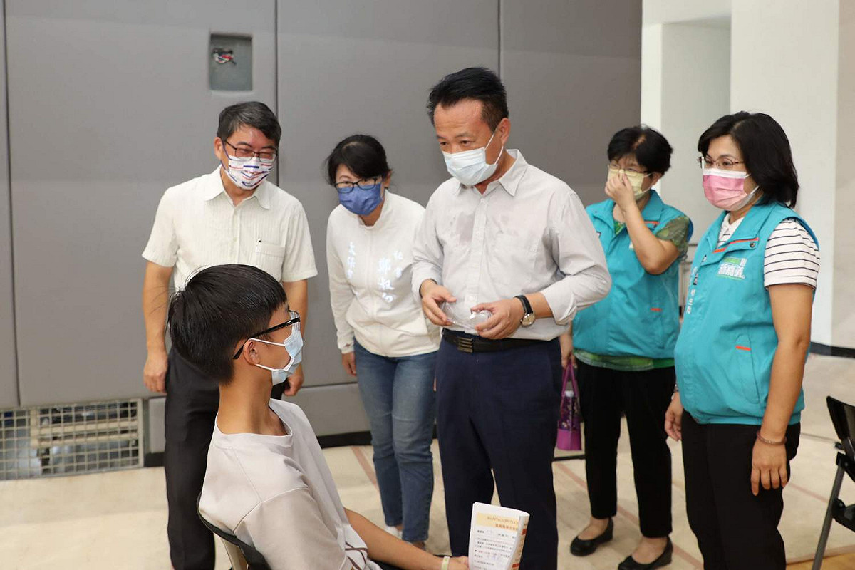 嘉義縣長翁章梁到永慶高中關心學生施打BNT疫苗情形。 圖：嘉義縣政府/提供