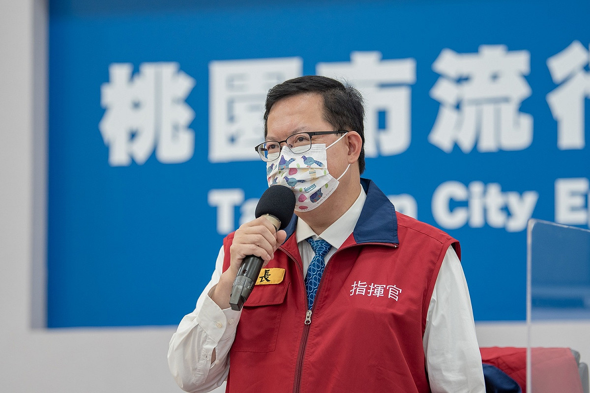 鄭文燦認為，若全國第一劑疫苗人口涵蓋率可提升至７成５、完成第二劑的人口涵蓋率到５成，指揮中心或許可以評估將疫情警戒調降為１級，讓民眾逐步回復正常生活。 圖：桃園市政府／提供