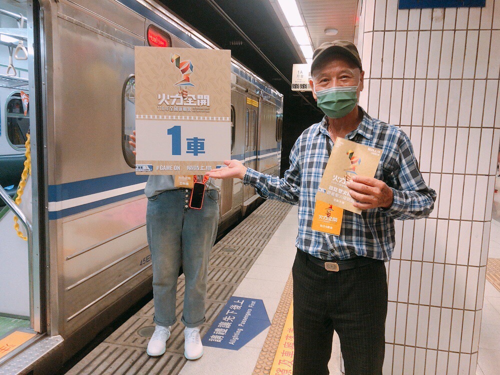 81歲的李振隆開心跟著鐵路聖火出發。 圖：新北市體育處提供