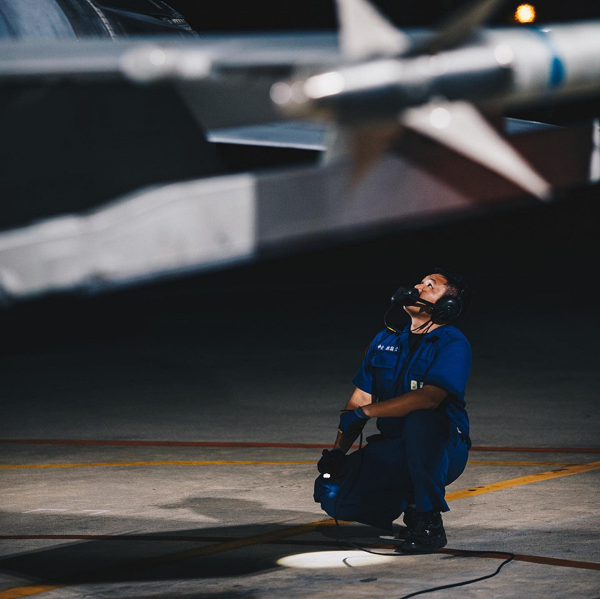 基地地勤人員檢查戰機。（非當事戰機） 圖/軍事新聞通訊社