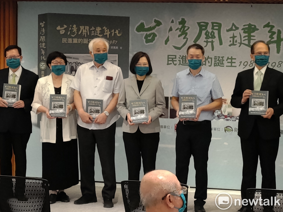 總統蔡英文、桃園市長鄭文燦、立法院長游錫堃、林錫耀、姚嘉文、許信良等民進黨要角，上午齊聚參加「台灣關鍵年代民進黨的誕生」新書發表會。 圖：黃建豪/攝