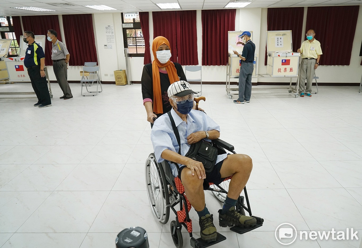 一位老黨員投票後坐著輪椅離開投票所。 圖：張良一/攝