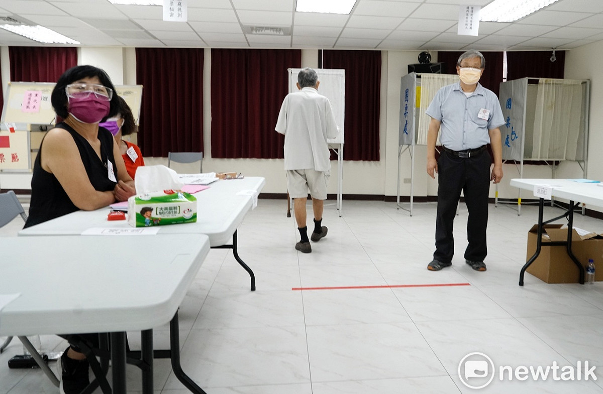 一位老黨員拄著拐杖準備到圈票處圈選候選人。 圖：張良一/攝