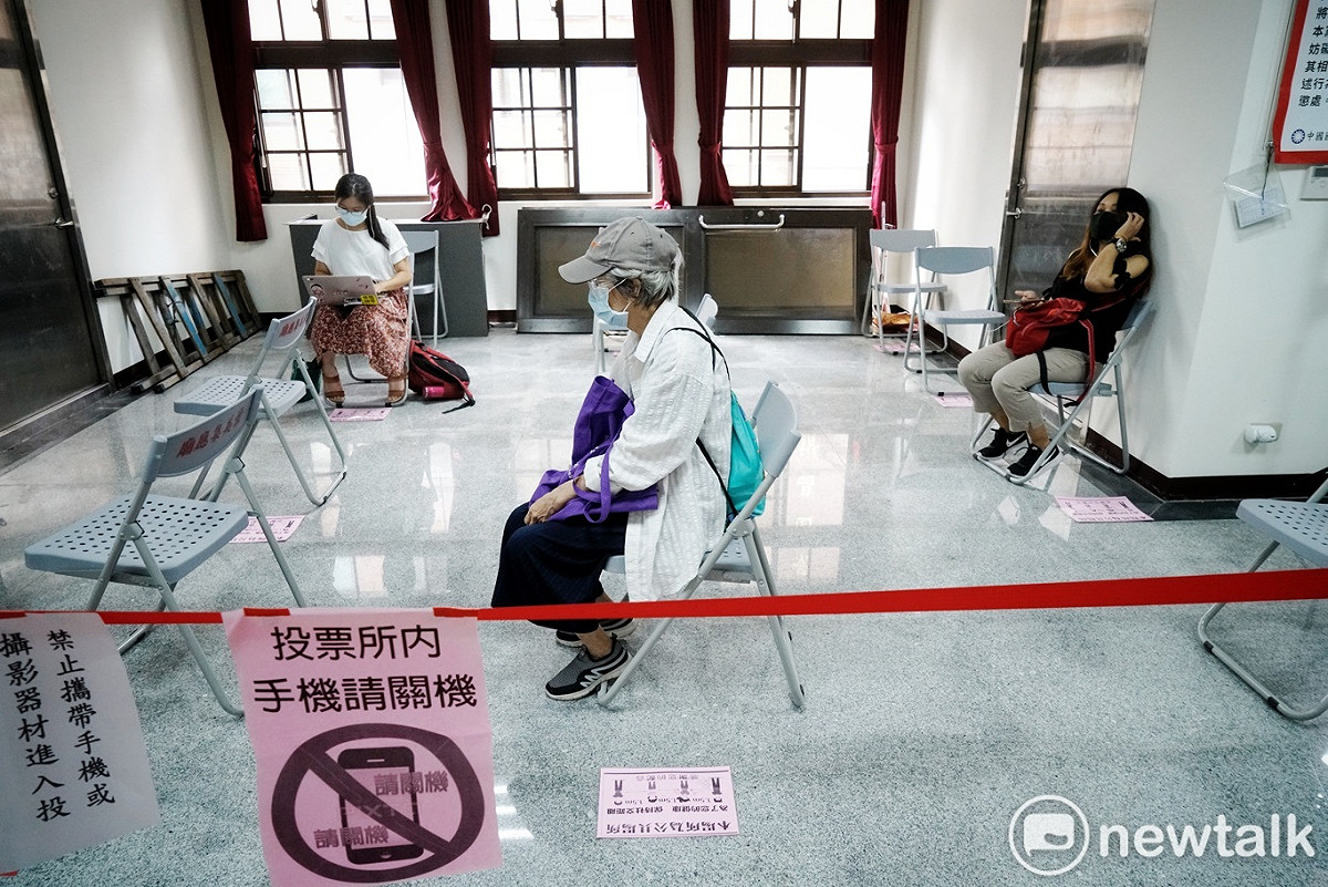一位老黨員在投票所外等待投票。 圖：張良一/攝
