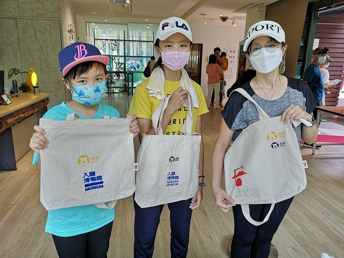 參山處推出「谷關泡好湯 入關博物館絹印DIY活動」，遊客有機會得到限量文青包。 參山處/提供