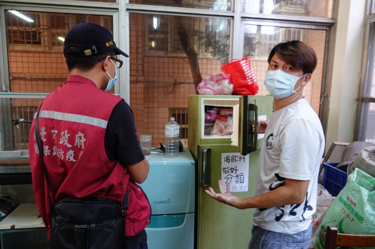 新北市動保處人員定期到三重高中，察看動物照養狀況及環境。圖：新北市動保處提供 圖：新北市動保處提供