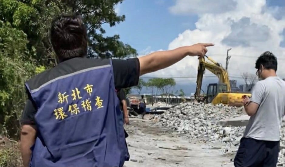 新北市環保局於9月24日11時許接獲通報，塭仔圳重劃區有不肖業者拆除廠房後就地掩埋。 圖：新北市環保局提供