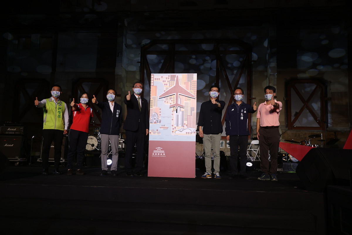 陳其邁（右三）出席「高雄驛起飛挪移慶典」啟動式。 圖：高雄市政府提供