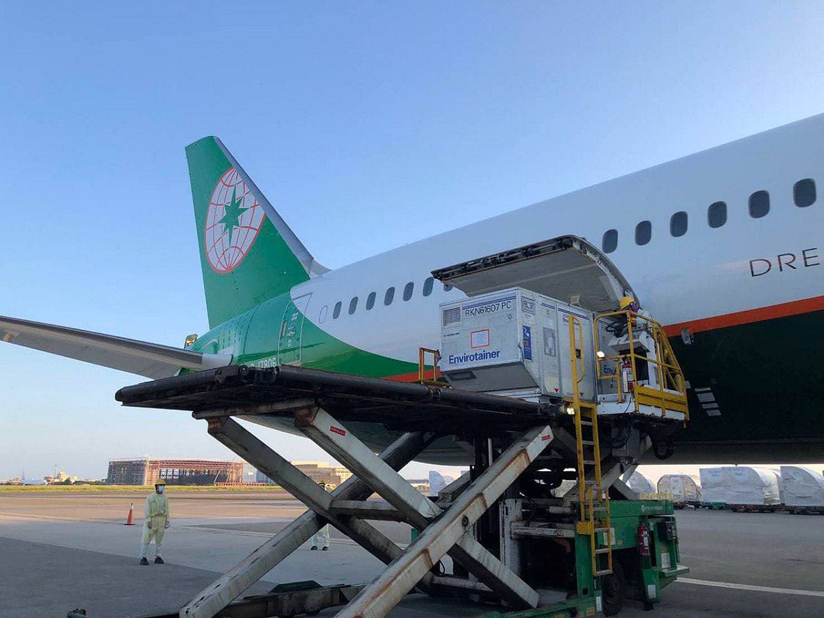 斯洛伐克捐贈我國的AZ疫苗由我國籍航空運抵桃園機場。 圖：外交部提供