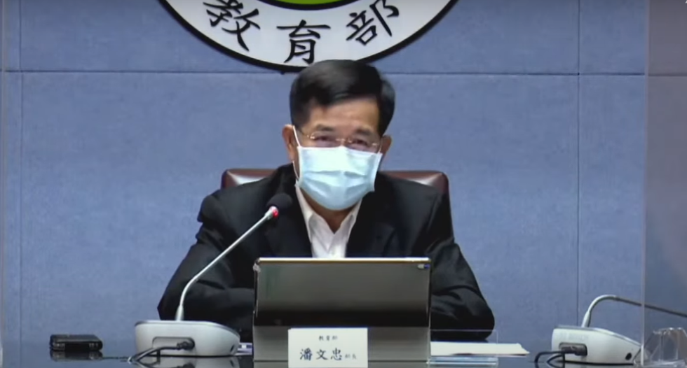 教育部今（26）日上午10點30分召開記者會，針對「高中學習歷程檔案遺失」進行道歉。 圖：翻攝自教育部記者會直播