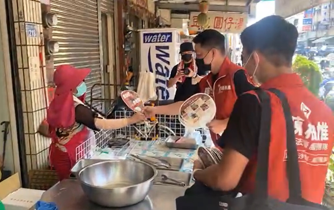 陳柏惟今（26）天上午到烏日區市場爭取選民支持。 圖：陳柏惟服務處/提供