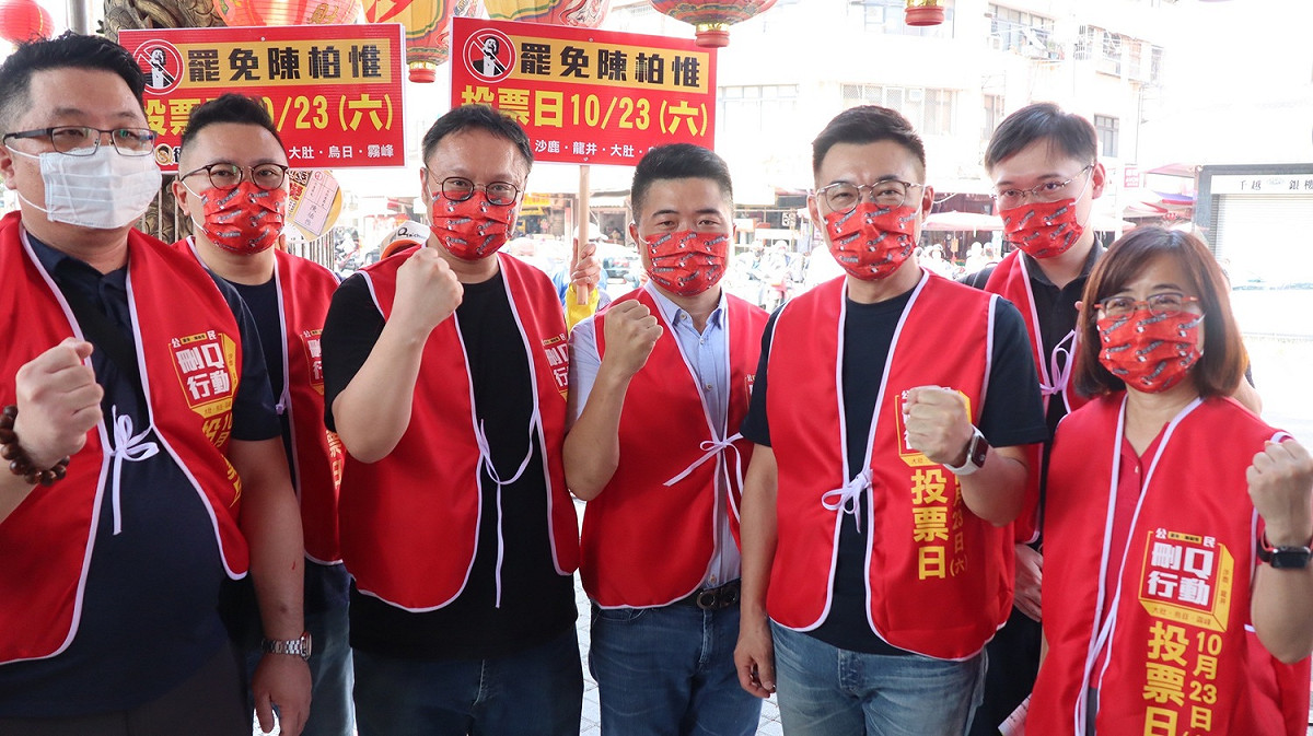 江啟臣今（26）天上午與顏寬恒合體，到沙鹿街上宣傳罷免陳柏惟。 圖：江啟臣服務處/提供
