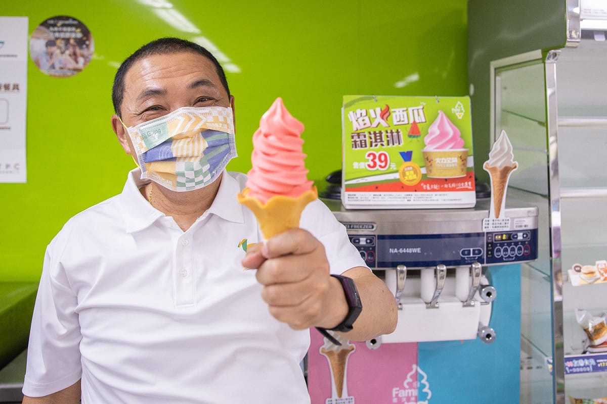 全運會聖火9月24 日分三路出發，網路聖火特別結合全家超商霜淇淋意象，推出限定版西瓜口味，火紅顏色象徵聖火意象，侯友宜忍不住嘗鮮來一支聖火霜淇淋。 圖：新北市體育處提供