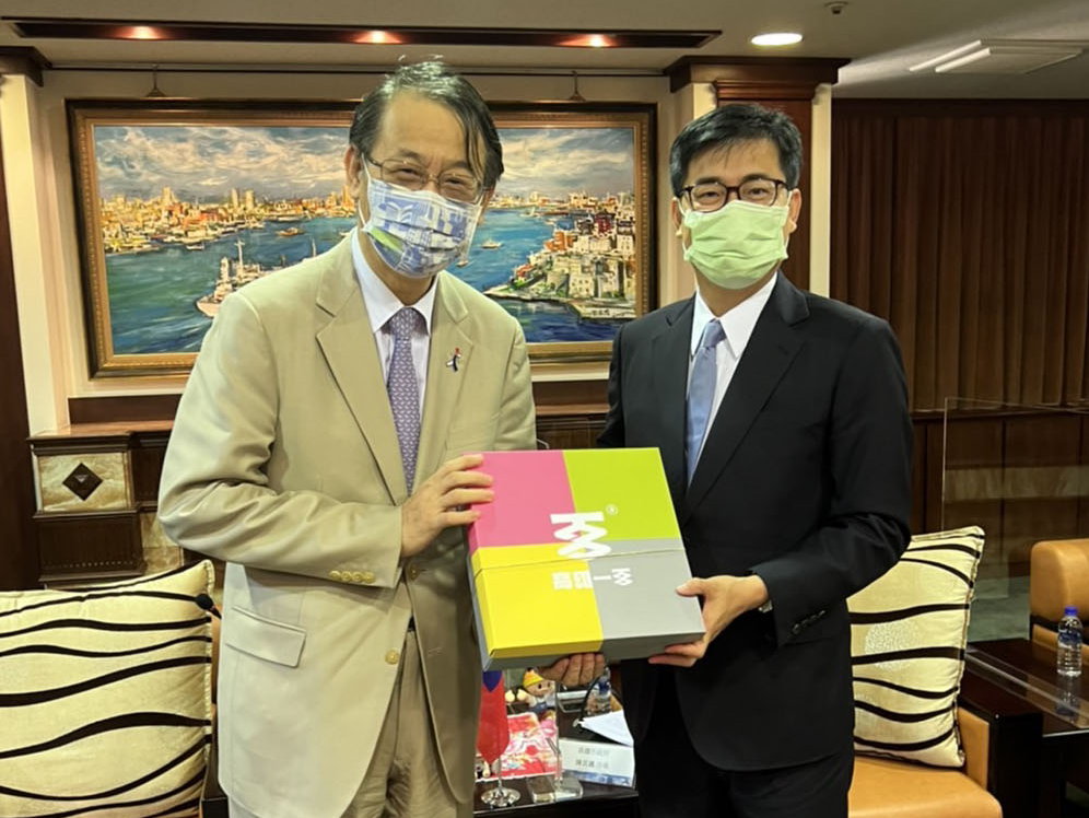 泉裕泰（左）拜會高雄市長陳其邁。 圖：高雄市政府提供