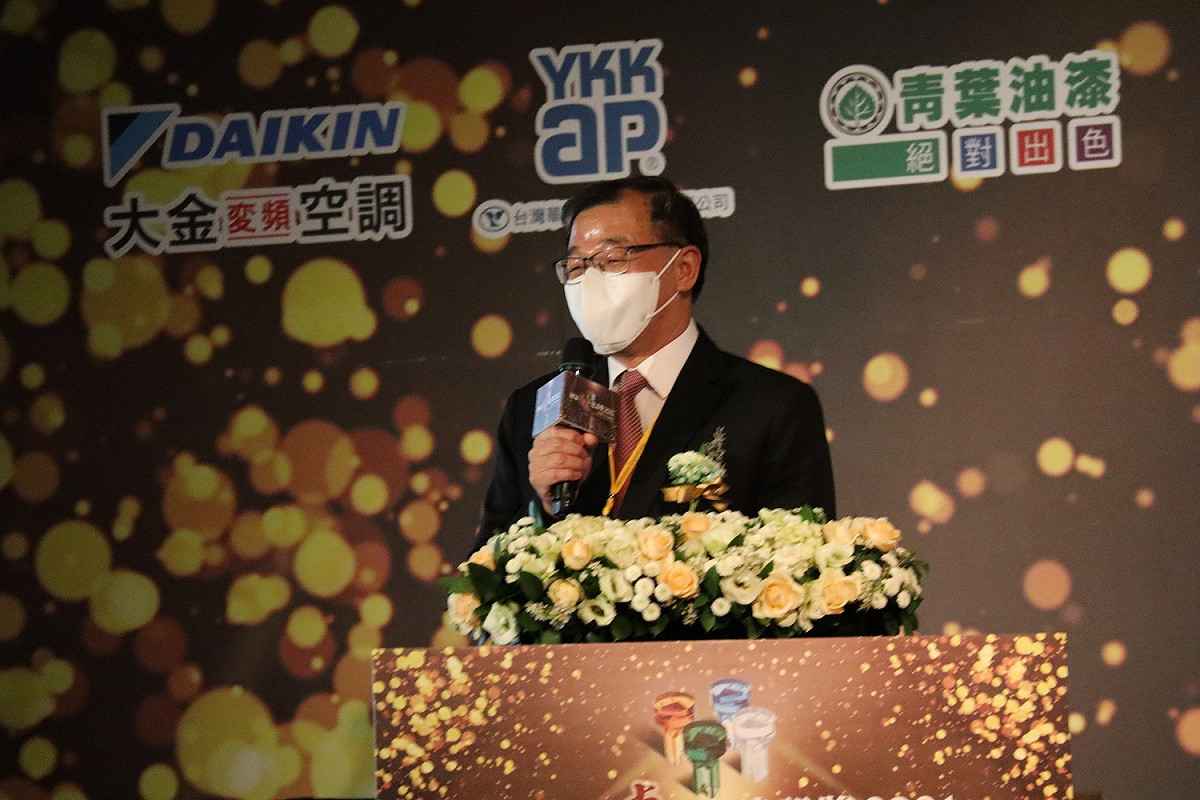 市府秘書長黃治峯對公共工程品質提昇貢獻良多，榮獲「國土建設特別貢獻獎」。 圖：桃園市政府/提供