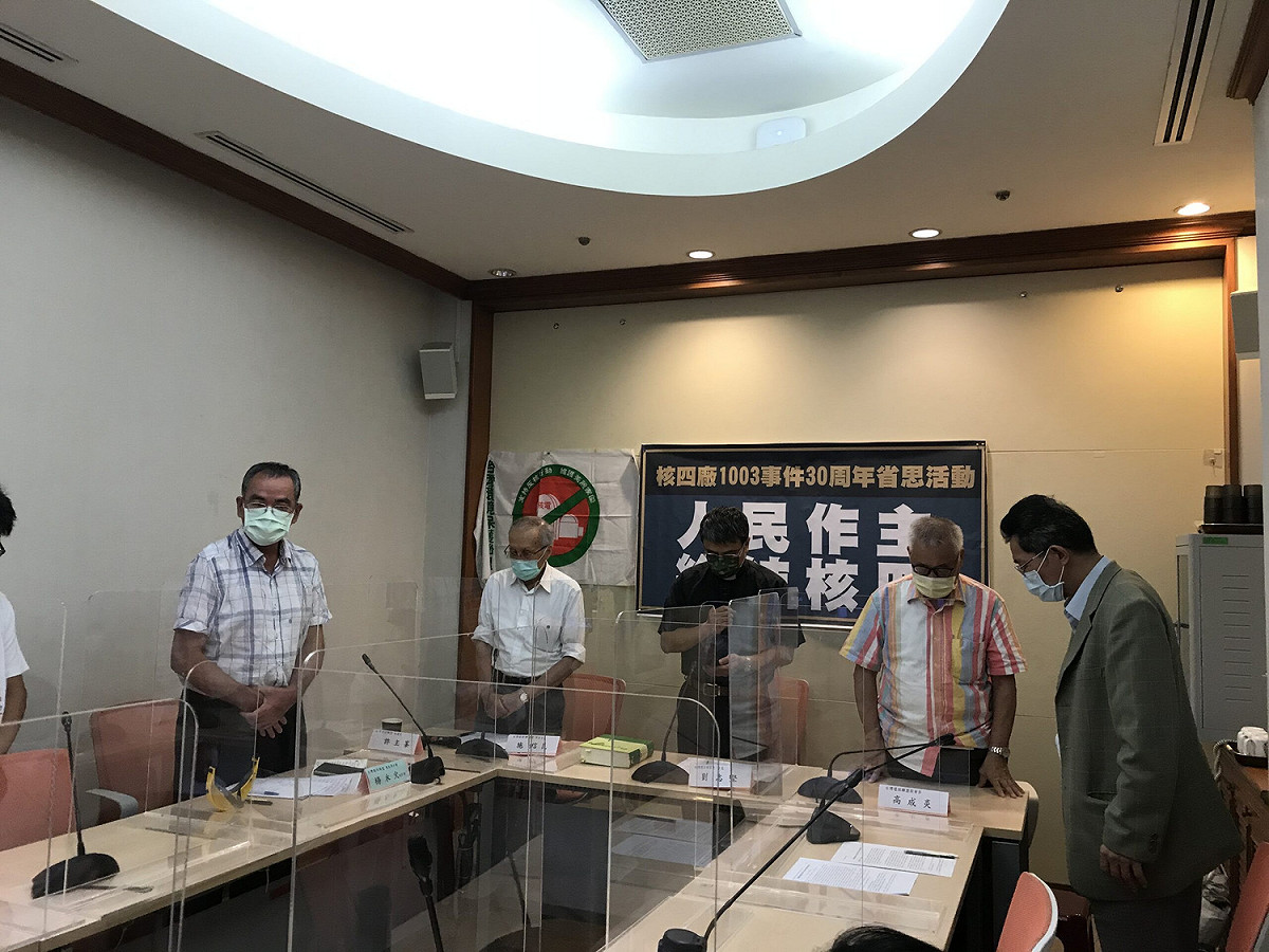 「核四廠1003事件30周年省思活動記者會」，由林偉聯牧師引領追思。