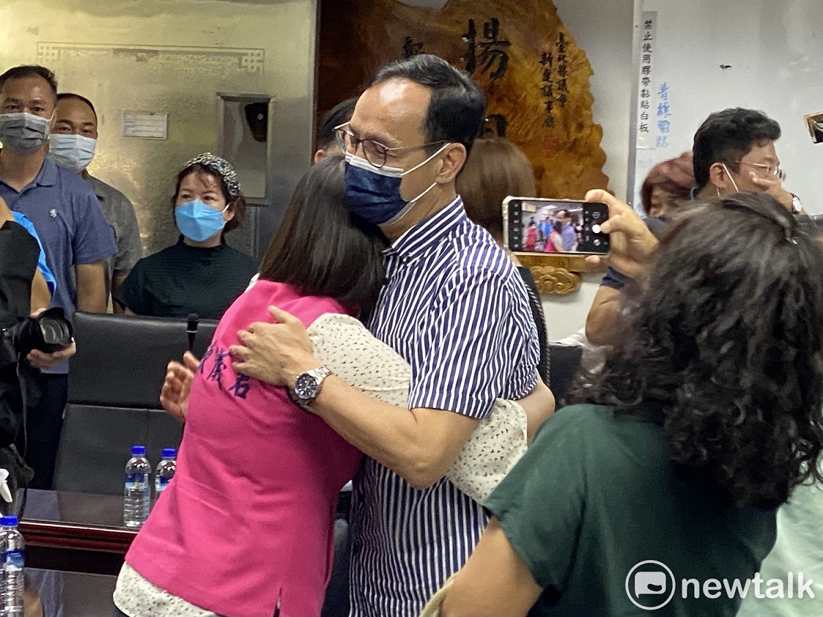 國民黨主席當選人朱立倫赴新北市議會謝票。 圖：周煊惠 / 攝