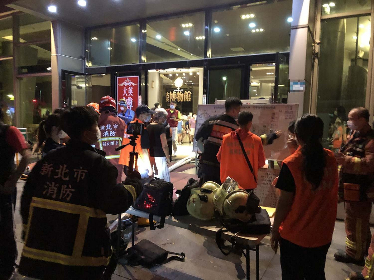 新北市三峽區1棟大樓今(27)日凌晨3時許驚傳火警 圖:新北市消防局臉書