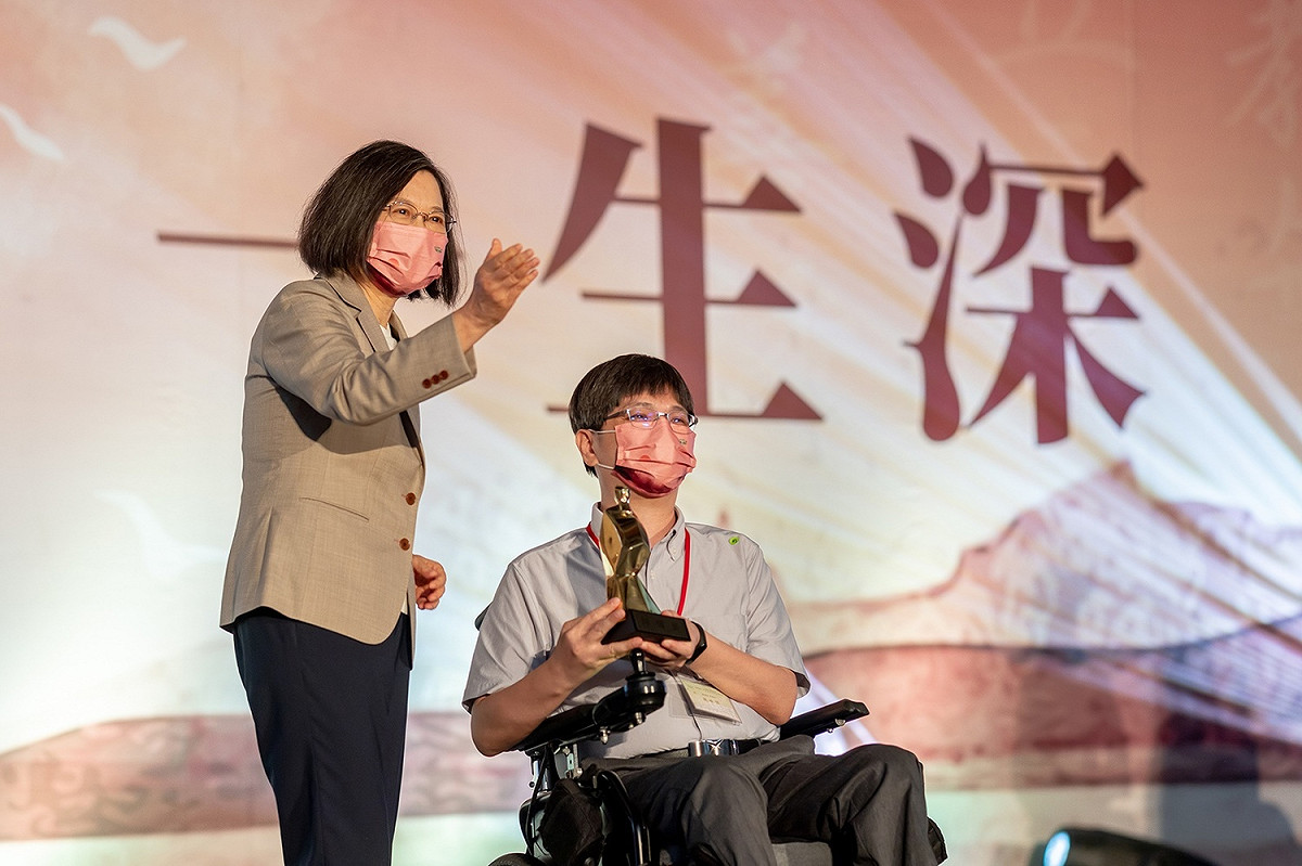 總統蔡英文27日出席優良教師表揚活動。 圖：總統府提供