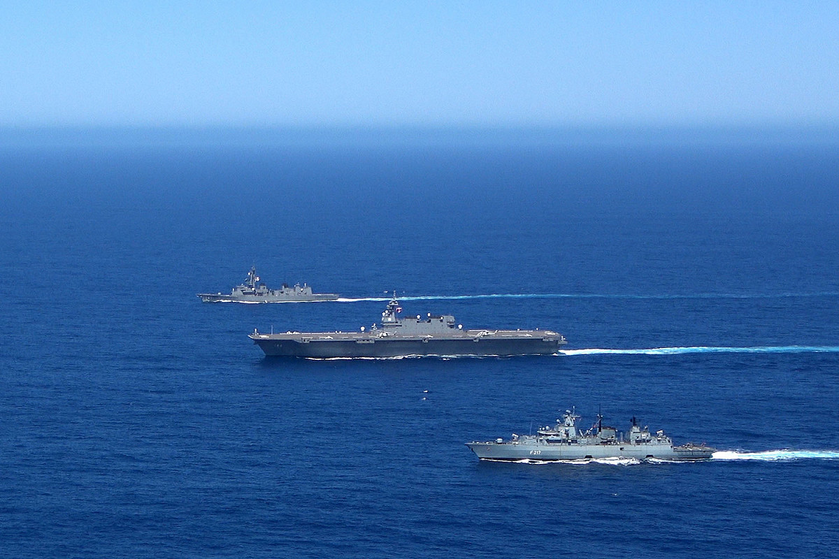 日本海上自衛隊今天(27日)在推特上發布參與年度印太海域派遣支隊訓練(IPD21)的「出雲級」直昇護衛艦「加賀號(DDH-184)」與「村雨級」飛彈護衛艦「村雨號(DD-101)」與赴印太巡弋的德國巡防艦「巴伐利亞號(F217)」進行聯合演習。 圖：翻攝防衛省 海上自衛隊推特
