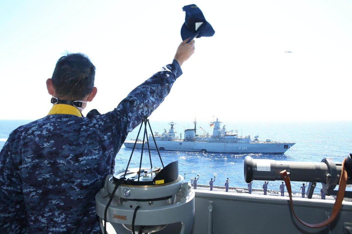 日德軍艦聯合演練，從日本艦艇上看德國巡防艦「巴伐利亞號(F217)」。 圖：翻攝防衛省 海上自衛隊推特