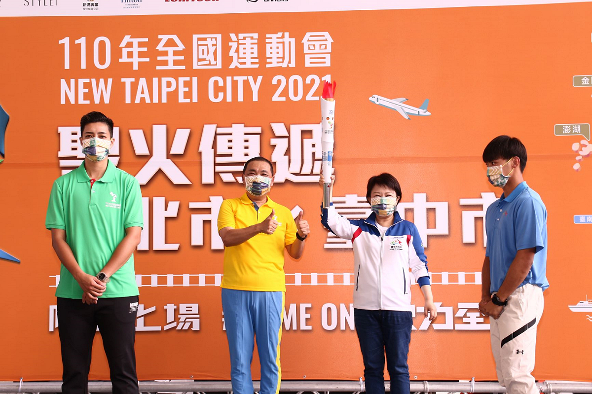 110全運會鐵路聖火傳遞台中站，侯友宜將聖火炬交遞盧秀燕。 圖：新北市體育處提供