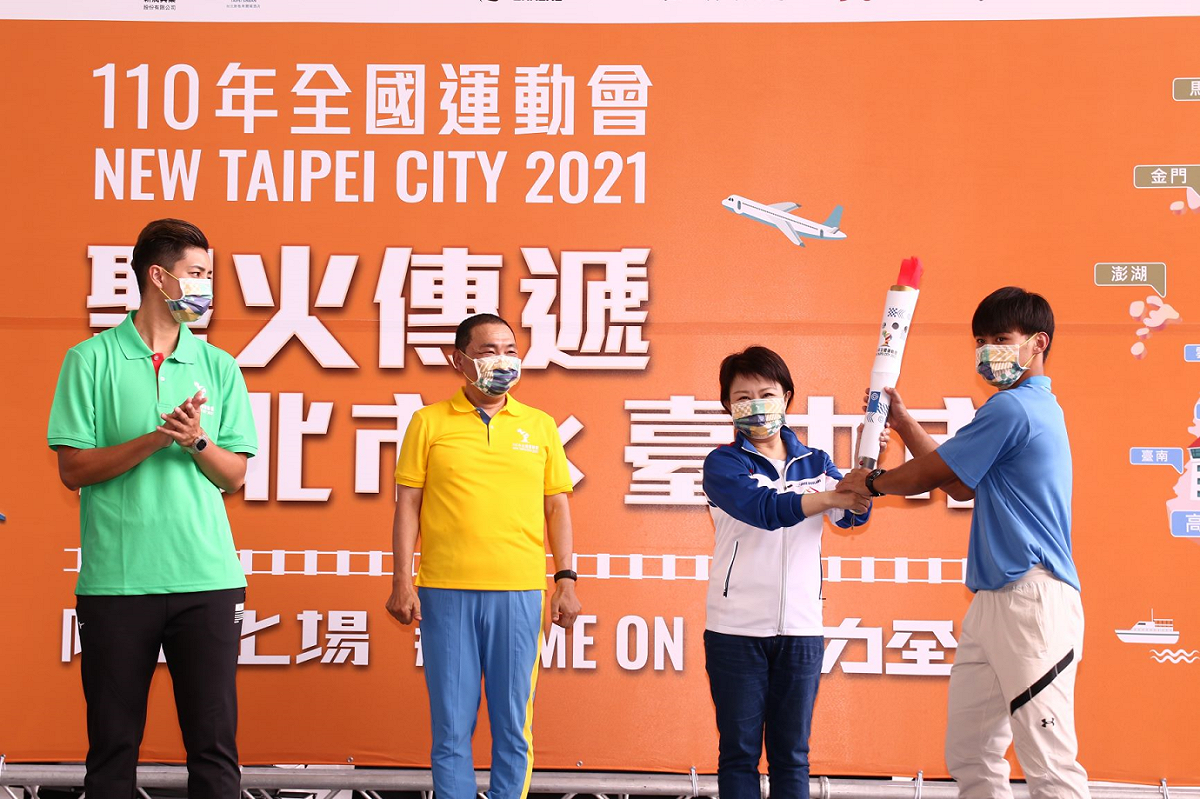 110全運會鐵路聖火傳遞臺中站，盧秀燕將聖火炬交遞給台中市代表隊柔道男神楊勇緯。 圖：新北市體育處提供