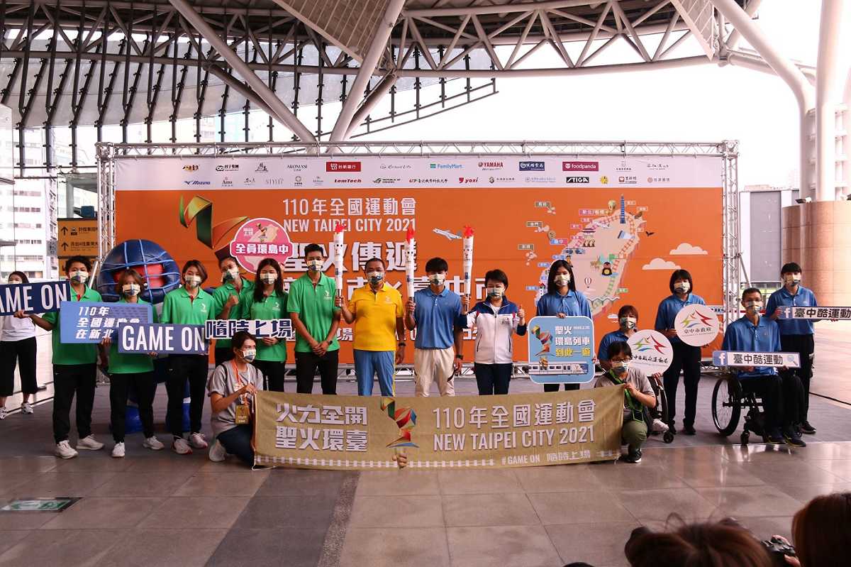 110全運會聖火傳遞台中站，新北市長侯友宜率聖火隊與台中市盧秀燕市長及台中聖火隊合影。 圖：新北市體育處提供