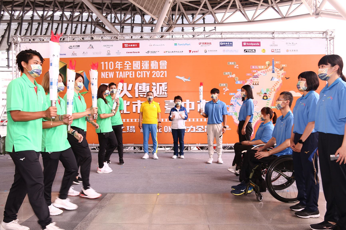 110全運會鐵路聖火傳遞台中站交接，新北市代表極速超跑女排。 圖：新北市體育處提供