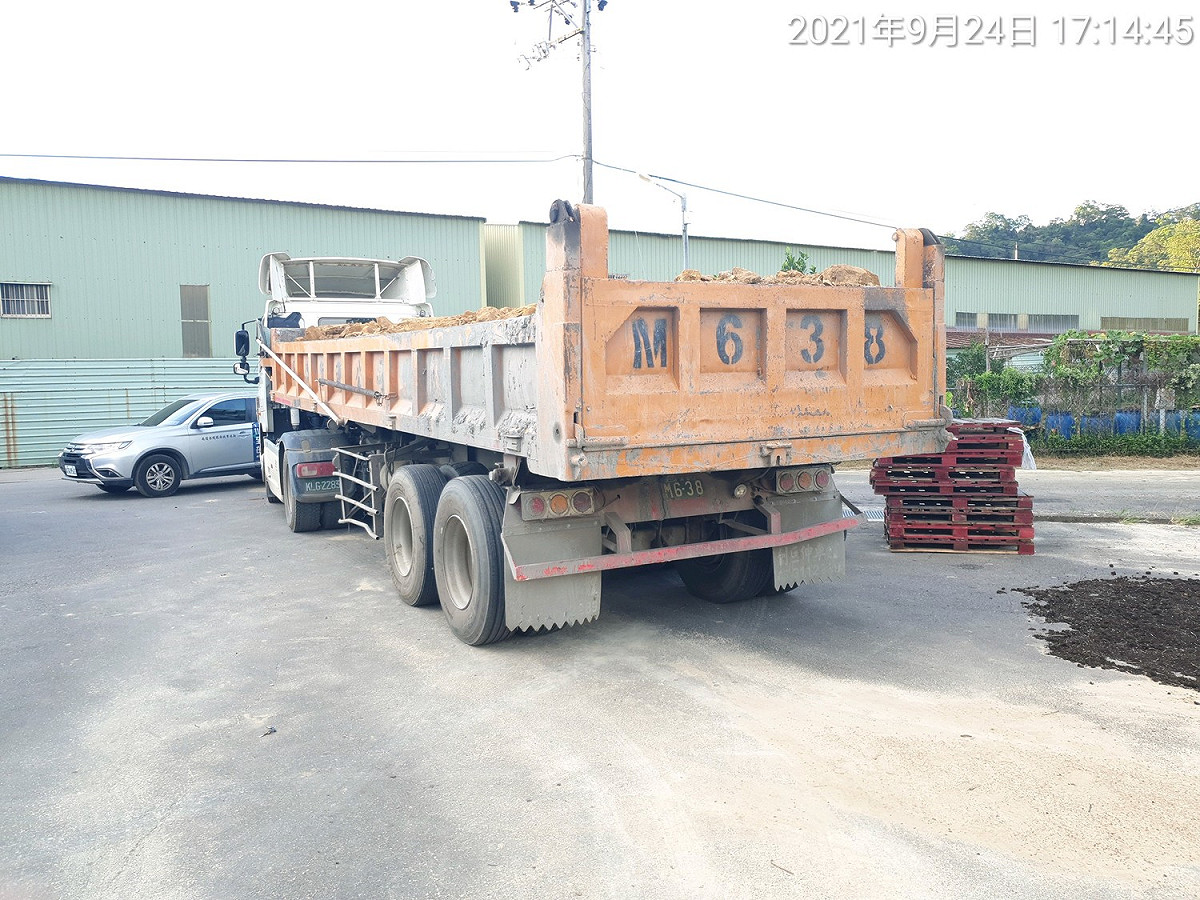 新北市環保局24日下午查獲不肖人士違規載運新建工程產出之工地廢土(剩餘土石方)欲至三峽區某地傾倒。