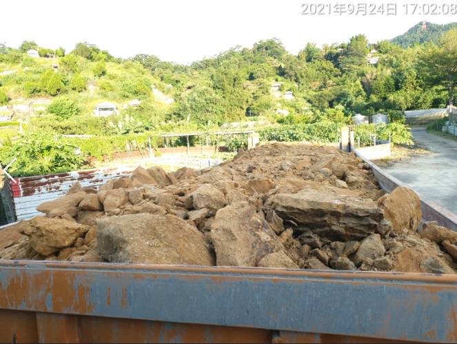 稽查員於三峽添福路附近巡查時，發現路邊停靠1台可疑砂石車，車上載有剩餘土石方，似在等候駛入某地傾倒。