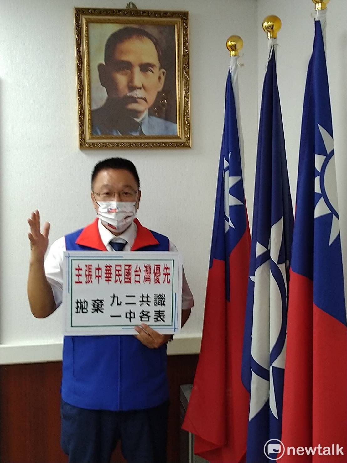 蔡育輝表示，明明1992年在香港的兩會論壇根本沒有共識，中共和中華民國各自堅持立場，為何國民黨要被沒有共識的九二共識所綁架。 圖：黃博郎／攝