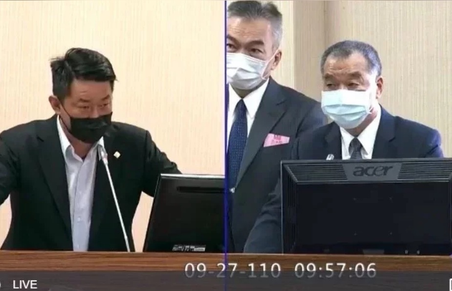 立法院外交及國防委員會27日邀請國防部長邱國正業務報告並備詢，發生基進黨立委陳柏惟堅持以台語質詢的「狀況」，雙方對於傳譯與否看法不同，爆發口角。 圖：翻攝立法院直播畫面