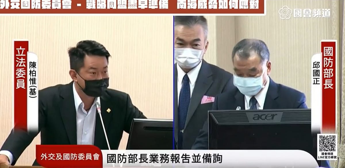 陳柏惟全程以台語質詢國防部長。 圖：翻攝陳柏惟臉書
