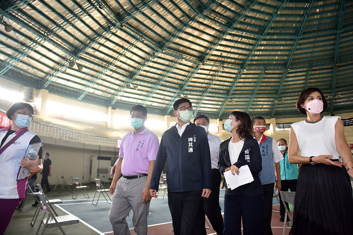 陳其邁(中)日率市府團隊視察美濃運動中心基地。 圖：高雄市政府提供