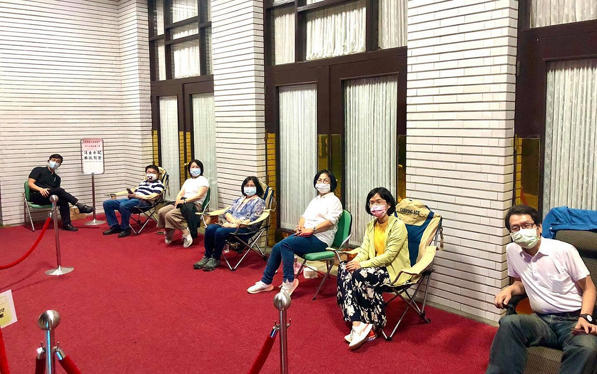 多達7位立委就守在議場前，要確保立法院明天議事順利進行，閣揆能上台施政報告。 圖：翻攝蘇巧慧臉書
