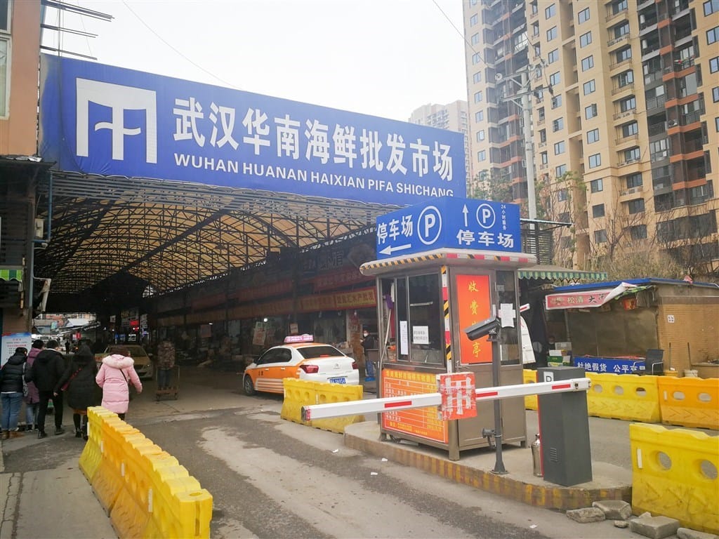武漢肺炎疫情迄今已造成全球逾470萬人死亡。圖為中國武漢華南海鮮市場。 圖：翻攝中新社（資料照）