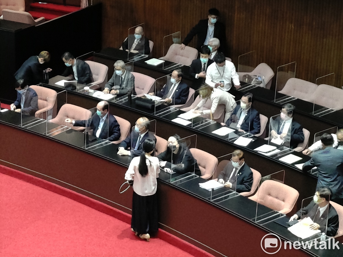 行政院官員在民進黨立委協助下，已順利進入議場。 圖：黃建豪/攝