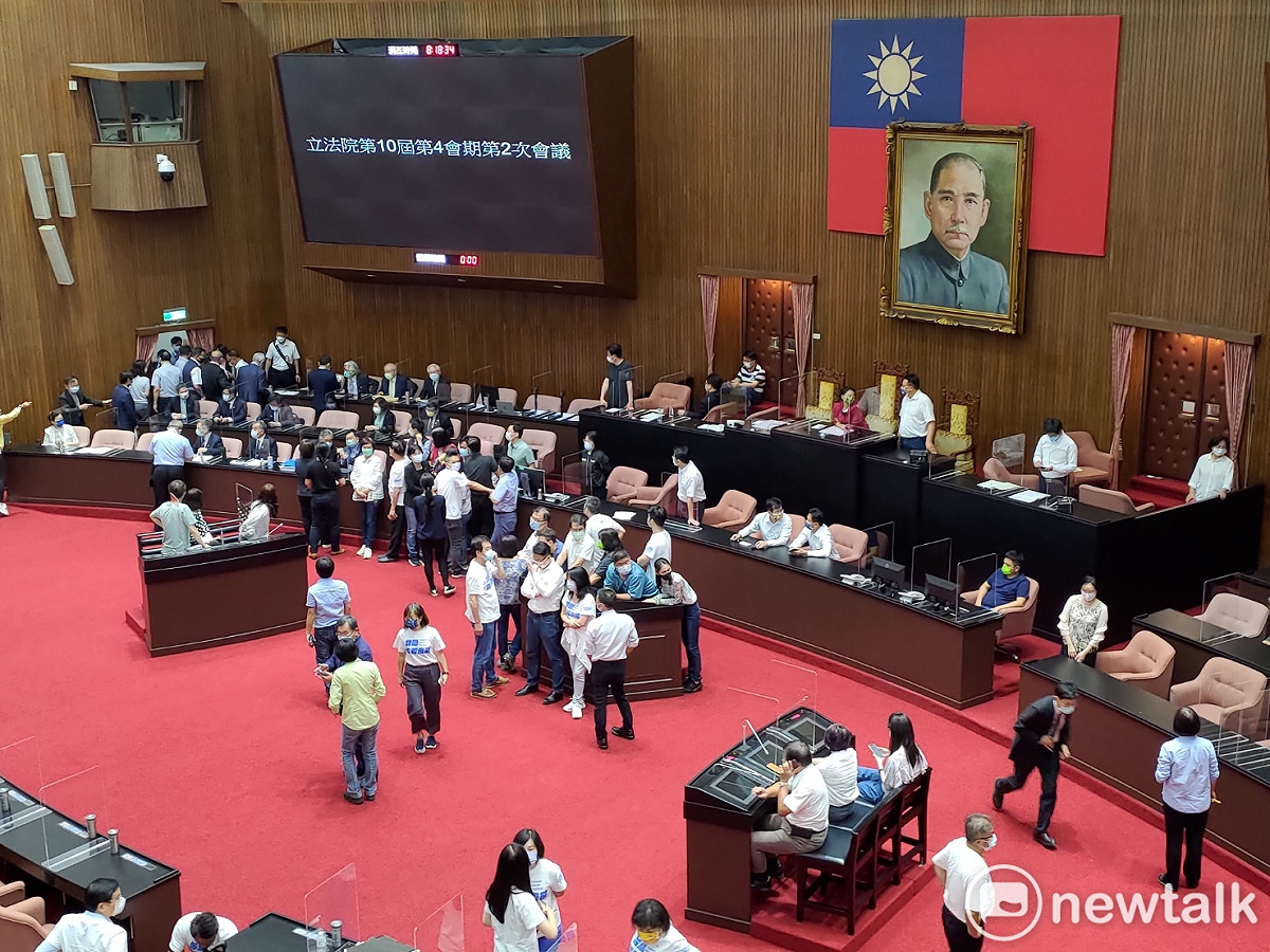 藍綠立委再次於立法院議場發生口角。 圖：黃建豪/攝
