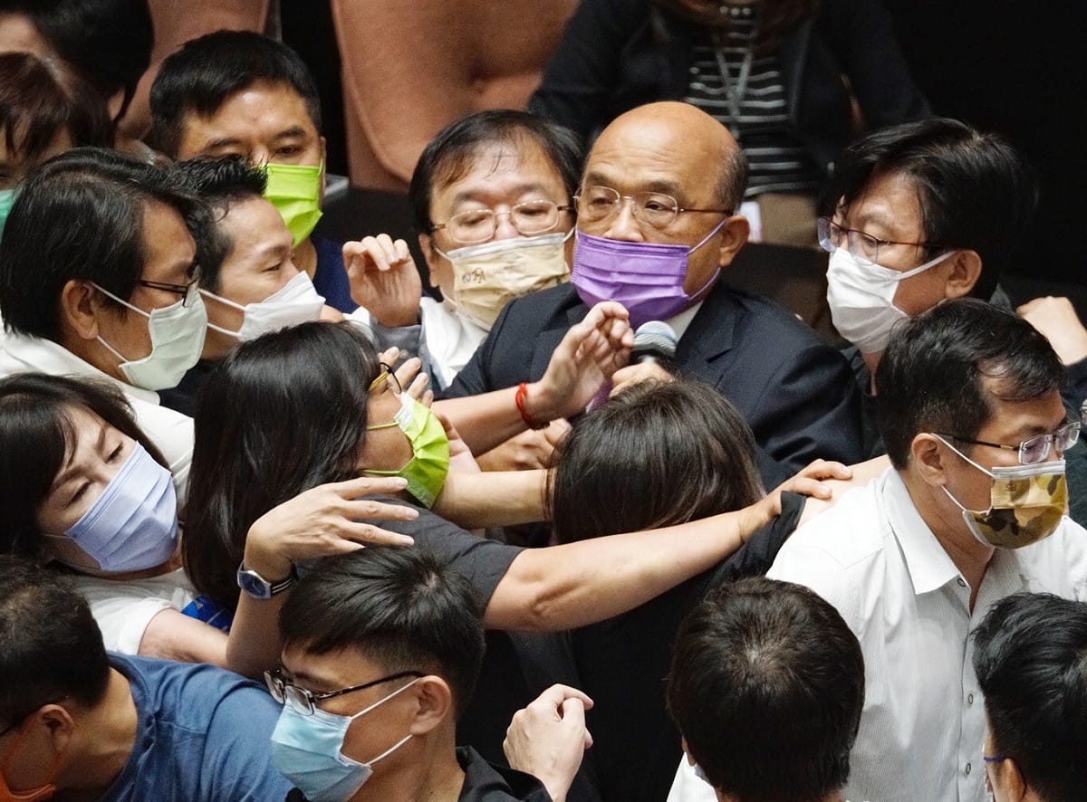 立法院今早爆發推擠 圖：張良一／攝