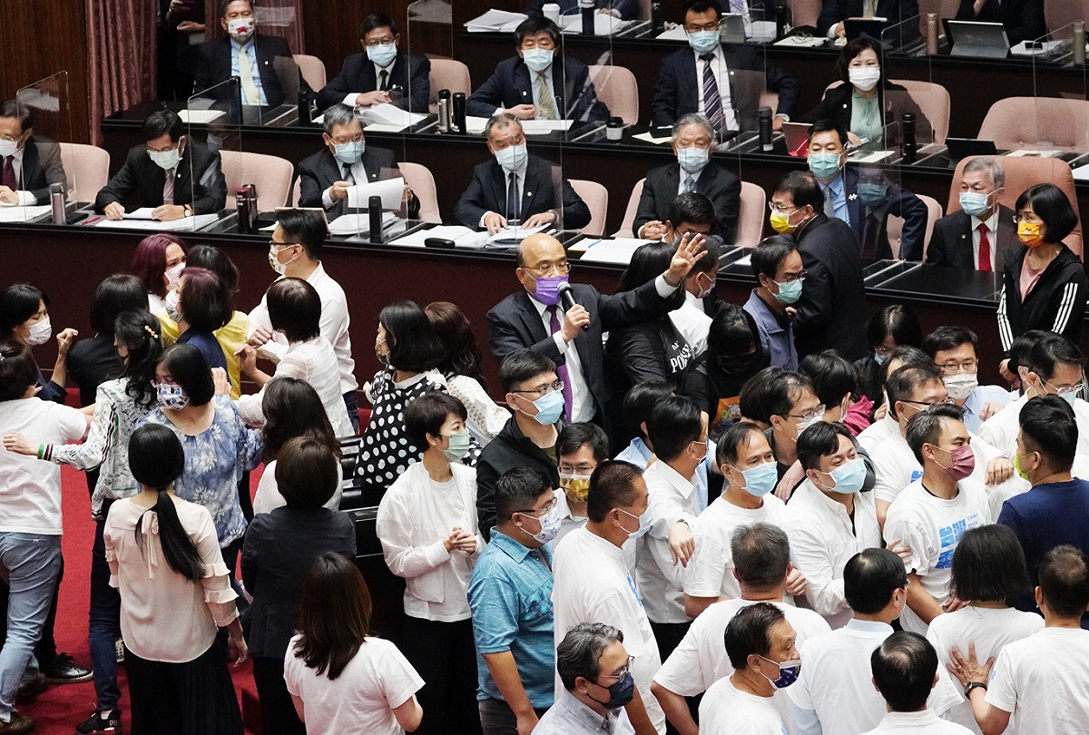 蘇貞昌被藍委圍住，發言被阻擋。 圖：張良一／攝