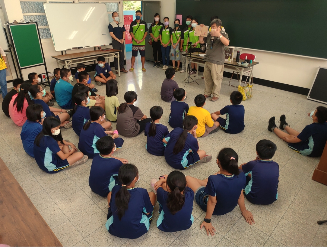 為推動枋寮閱讀風氣，由枋寮地區11個品牌組成的枋寮940，由六農漁品牌發起閱讀活動，並邀說故事達人胖叔叔，巡迴東海國小、枋寮國小與僑德國小。 圖/枋寮940提供