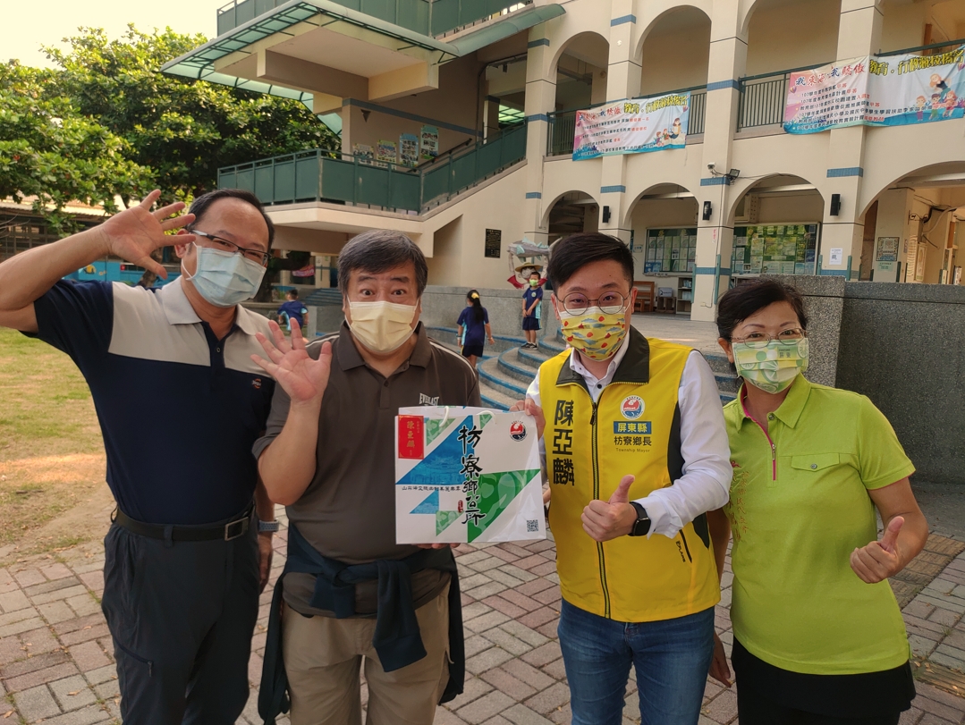 除感謝枋寮940拋磚引玉，嘉惠在地三所學校之外，枋寮鄉長陳亞麟(右二)也致贈枋寮好物，表達對說故事達人胖叔叔(左二)的感謝。 圖/枋寮940提供