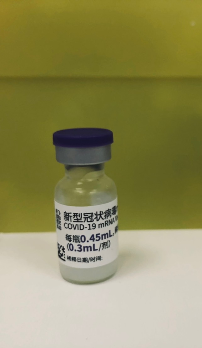 恩主公醫院解釋，疫苗外包裝蓋子脫落，讓護理師認為疫苗已經稀釋過，才造成了這起原可提供150人打的BNT疫苗，竟未稀釋直接打在25個身上的離譜事件。 圖：恩主公醫院/提供