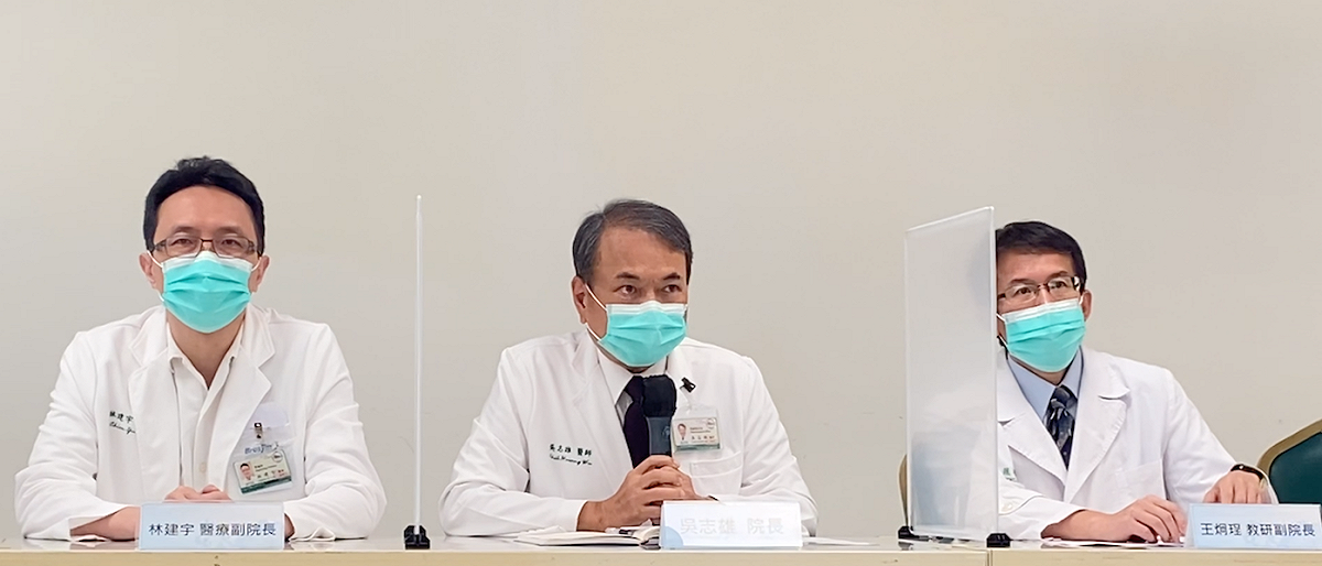 恩主公醫院院長吳志雄今召開記者會，還原民眾被誤打未稀釋BNT疫苗原液事件，並同時對病患與全國社會致歉。 圖：恩主公醫院/提供