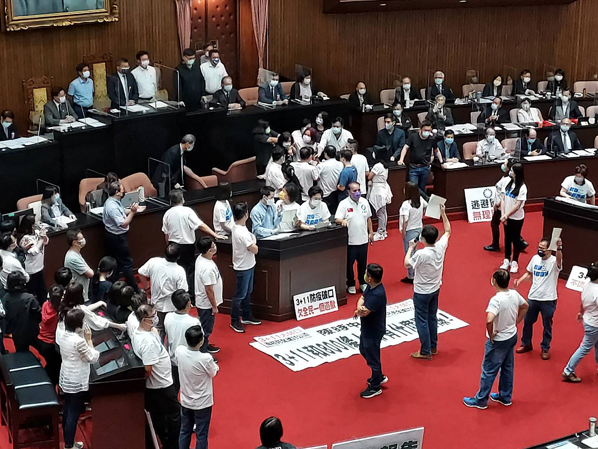 民進黨透過更變質詢順序，讓議事繼續進行，此舉引發國民黨立委不滿。 圖:陳佩君/攝