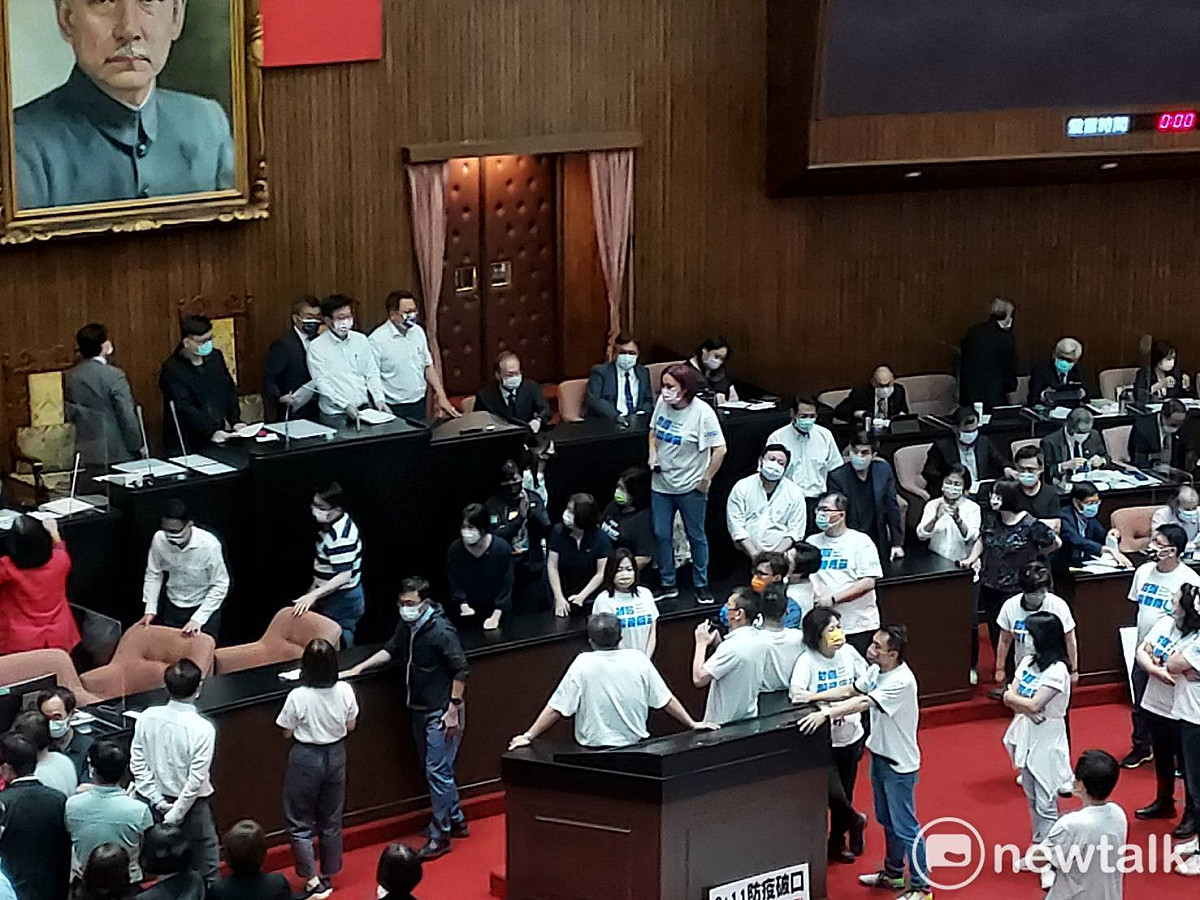 不滿質詢順位被更換，國民黨立委抗議。 圖：陳佩君/攝