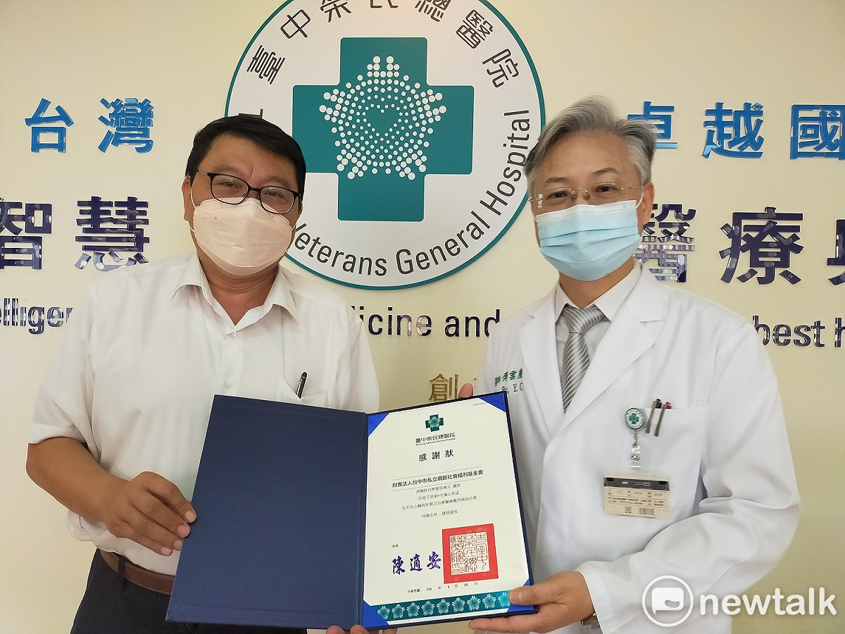 台中榮總副院長傅雲慶（右）致贈網銀基金會執行董事陳大鈞感謝狀。 唐復年/攝