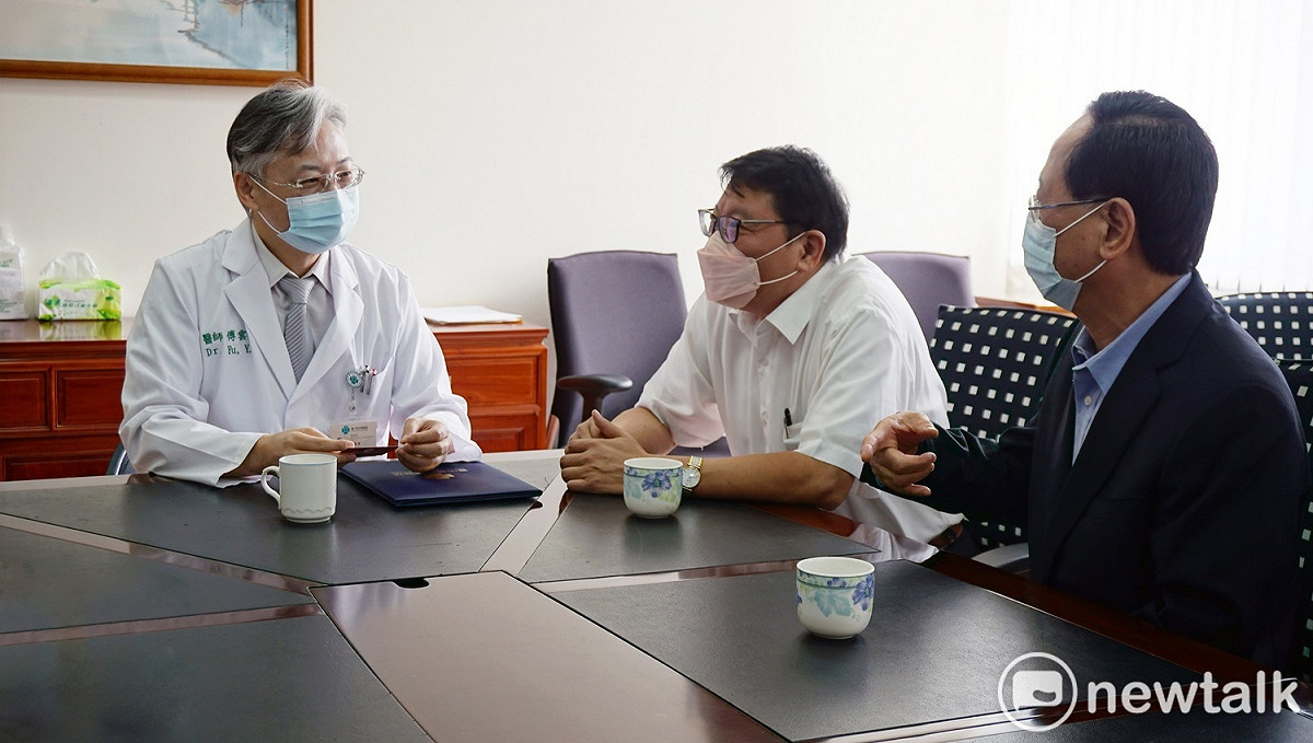 網跟基金會執行董事陳大鈞（中）、董事游信對向台中榮總副院長傅雲慶說明基金會善款的運用情形。  唐復年/攝